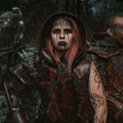 group_marcheurs_artisans_azure_warrior_leather_armor_barbarian_creature_ranger_assassin_sorcerer_handmade_medieval_grandeur_nature_red_black_tan_2-1